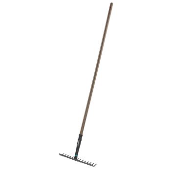 Pikk puidust vars musta plastikust käepidemega ja mustade metallist piidega, Reha Gardena NatureLine.