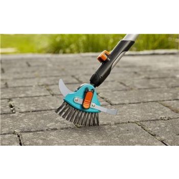 Vuugihari, millel on sinine ja oranž käepide ning metallist harjased, kasutatakse põrandaplaatide vahede puhastamiseks.