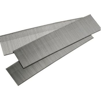 Kolm piklikku, kitsast ja õhukest triibulist metallnaelaplaati, asetatud üksteise peale.