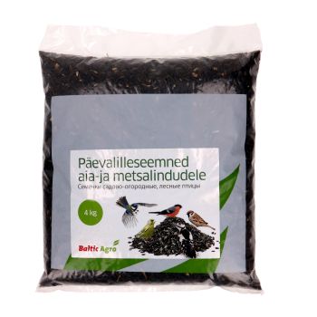 Mustast plastikust kott, mille sees on päevalilleseemned; esiküljel on valge silt pildi ja tekstiga, mis näitab, et tegu on 4 kg kaaluga tootega mets- ja aialindudele.