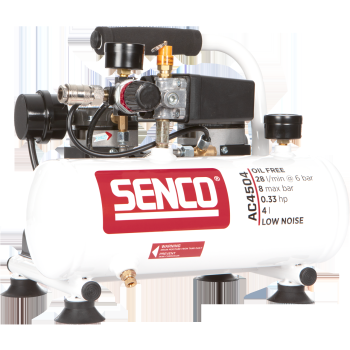 Valge, madala müratasemega kompressor; silindrikujuline paak, mustad kummijalad, rõhumõõturid, metallühendused, mustad ja oranžid komponendid ning külje peal punane SENCO logo.