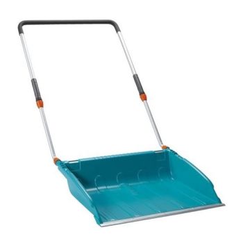 Sinist värvi lai plastikust lumesahk metallist käepidemega, millel on mustad ja oranžid detailid.