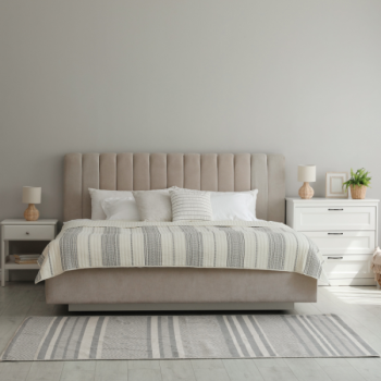 Kaasaegses magamistoas on suur kaheinimesevoodi, millel on beež kõrge peatugi ning valgest puidust kõrvallauad. Voodil on geomeetrilise mustriga hallikasbeež tekk ja valged padjad. Tubas on hall vaip ja heledad seinad.