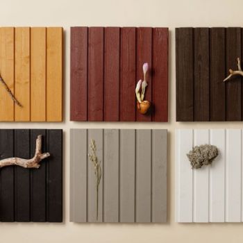 Kaheksa erinevat puitpaneeli värvitooni seinale, igaüks kaunistatud looduslike elementidega nagu oksad ja kivid, mis aitavad esile tuua iga tooni ainulaadset ilu.