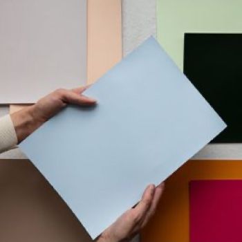 Värske sõõm kevadet sinu kodus! Käsi hoiab helesinist paberilehte, taustal on erinevat värvi paberilehed.