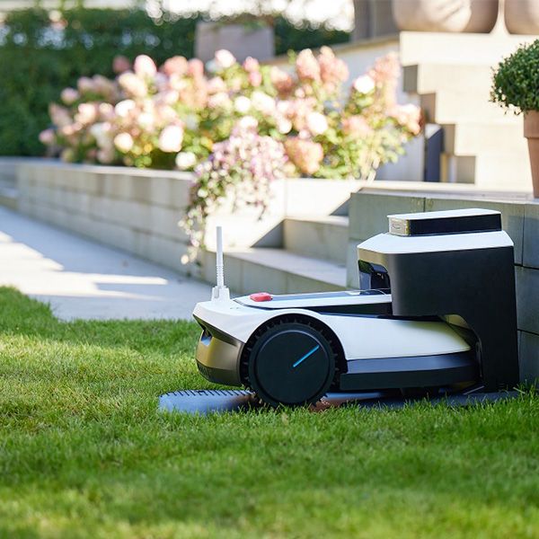 Traadita robotmuruniiduk rohul, halli ja musta värviga, suur tagumine rull ning integreeritud käepide.