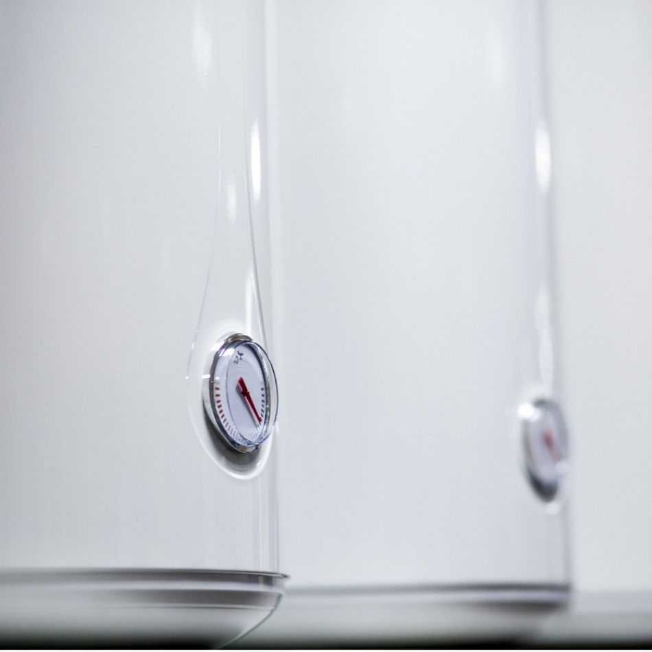 Kaks läbipaistvat boileri kontrollnuppu klaasist eraldusseinale, mis näitavad punast indikaatorvalgust.