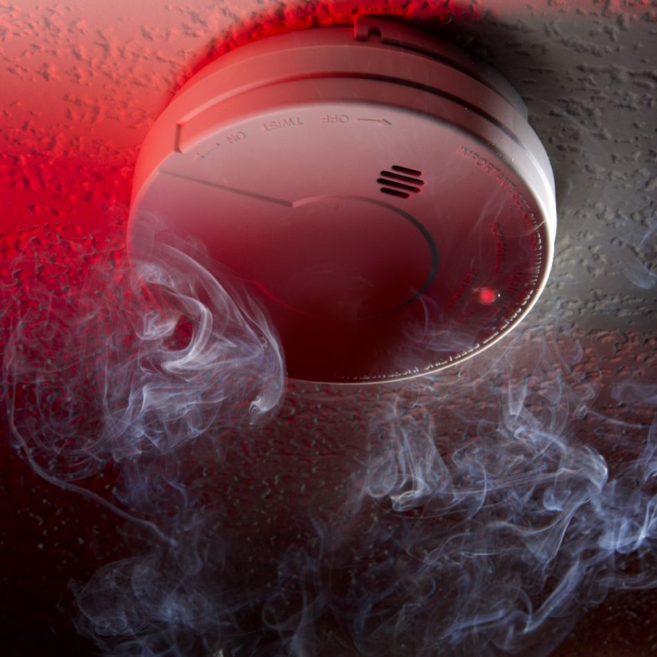 Punane suitsuandur seinale kinnitatuna, millest tuleb suitsu. Seadme ülaosas väike kõlar või heli väljund.