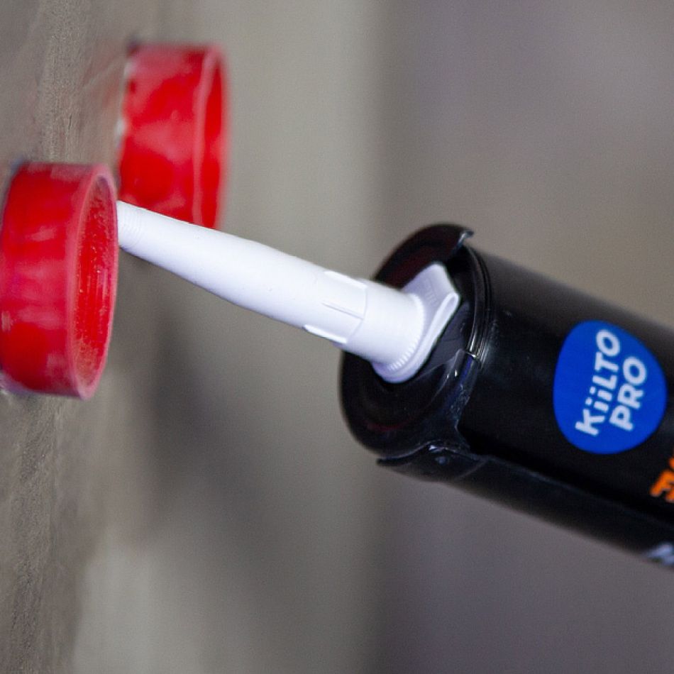 Must Kahekomponentne veekindel tihendusmaterjal Kiilto logo ja punase kaanega. Kasutatakse vannitoa või köögi hüdroisolatsiooniks.