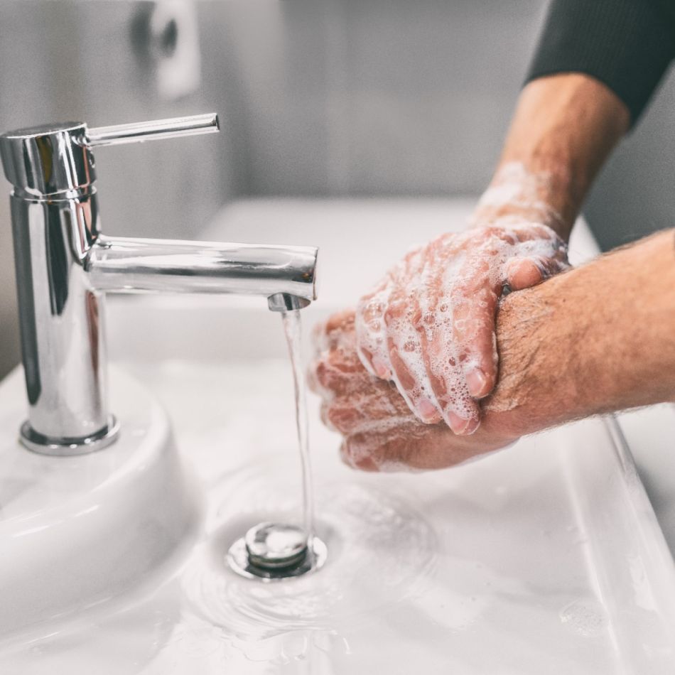 Foto näitab käte pesemist seebiga valamu juures, mis on oluline hügieenipraktika viiruste leviku vähendamiseks.
