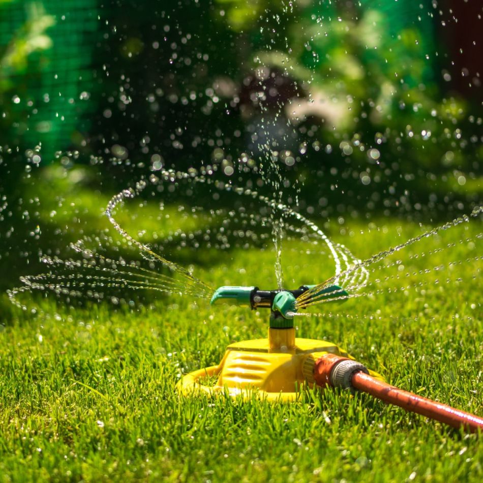 Kollane roheline muruniiduk rohule paigaldatud, pritsib vett spiraalselt, luues niisutuse murule. Ideaalne muru hooldusvahend jahutamiseks ja muru niisutamiseks suvel.