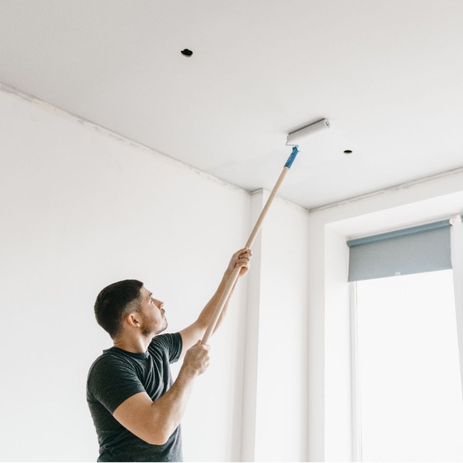 Mehe kasutatav värvirull, mis sobib suurematele pindadele. Heledates toonides ruum, kuhu värvitakse valge värviga.