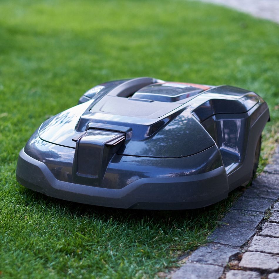 Hall robotniiduk rohul, millel on läikiv ilmastikukindel korpuse disain ja nähtavad rataste jooned.