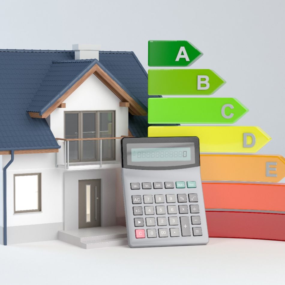 Mudelkodu energiatõhususe märgistega A, B, C ja D ning kõrval kalkulaator. Kodu on traditsioonilise kujuga, halli katuse ja valgete seintega.