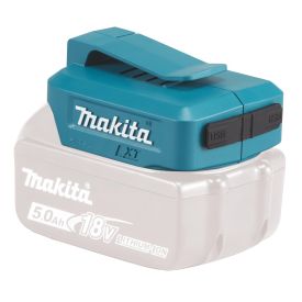 Makita sinist värvi 18V akude adapter, millel on mustad detailid ja nähtav Makita logo. Adapter on kompaktse ruudukujulise disainiga ning sobib Makita tööriistaakudele.