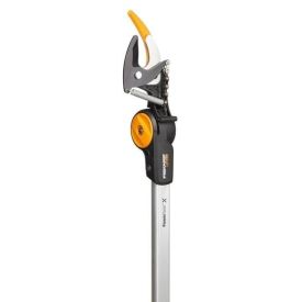 Halli varrega Fiskars PowerGear™ X UPX82 oksalõikur, millel on mustad ja kollased detailid ning metallist lõiketera.