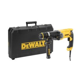 Kollane ja must juhtmega DeWalt kombipuurvasar koos eemaldatava külgkäepidemega. Kaasas on suur must kandekohver, millel on kollane DeWalt logo.