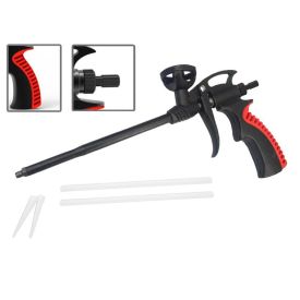 Must ja punane teflonkattega vahupüstol: pika silindriga, ergonoomilise käepidemega, lisaks kaks valget pikendustoru ja otsik. Detailides võib näha musta ja punase käepideme tekstuurseid osi.