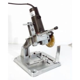 Metallist statiivil on monteeritud väike ketaslõikur, millel on must mootoriosa, hõbedane raam ja kollane lõikeketas, kõik kinnitatud tugevale ruudukujulisele alusele.