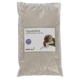 2,5 kg looduslikku pulbrit tigude tõrjeks, pakitud läbipaistvasse kilesse, millel on tooteinfoga etikett.