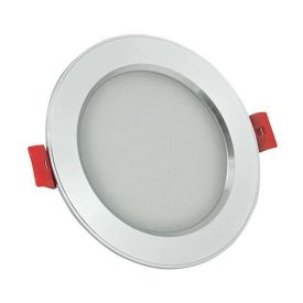 Ümmargune süvistatav LED-valgusti hõbedase läikiva raami ja mattvalge valgusdiffuusoriga keskel ning külgedel kaks punast kinnitust.