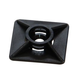 Must ruudukujuline kaablisideme alus mõõtmetega 27x27x4,5 mm, keskel ümmargune ava ja neli tõusva servaga nurka.