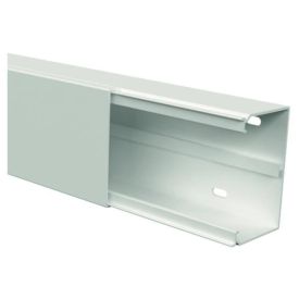 Metallist ruudukujuline kaablikanal, valge, mõõtmetega 60x90 mm, avatud otstega ja paigaldusavadega külgedel.