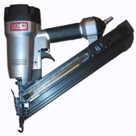 Hõbedase ja musta värvi pneumaatiline naelapüstol, millel on pika käepidemega korpus ning nurga all olev naelasiin. Peal on Senco logo ja metallviimistlus.