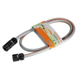 Claber voolikukäru ühenduskomplekt, mis koosneb hallist metallist voolikust ja mustadest plastist otsikutest.