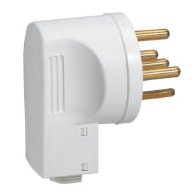 Valge plastikust pistik, millel on viis messingist kontakti; sobib kasutamiseks 3P+N+E süsteemides, nurga all disainitud korpusega.