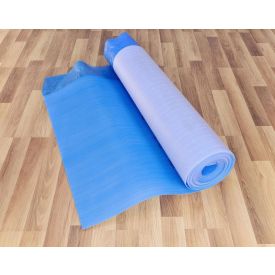 Pildil on kokku rullitud sinine parketialuskate, mis on laotatud puitpõrandale. Materjal tundub õhuke ja painduv, laiusega umbes 1,2 meetrit ja paksusega 2,3 mm.