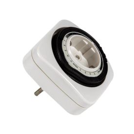 Valge ruudukujuline mehaaniline taimeriga pistik, millel on must ja valge gradueeringuga ketas ning keskmes Euroopa tüüpi seinapistikupesa.