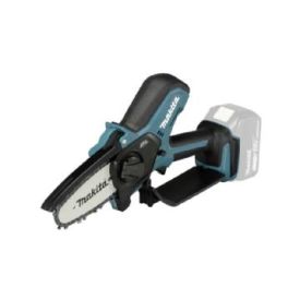 Akutoitega ketassaag Makita, halli ja sinise disainiga, varustatud terava musta tera ja valge akuga.