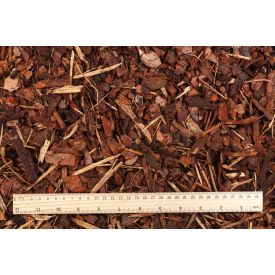 Männikoore multš, suurusega 7-30 mm, mille mõõtmiseks on kasutatud valget joonlauda.