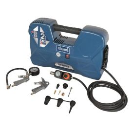 Sinine õlivaba kompressor kandekorpusega, millel on 2-liitrine paak, pikk must voolik, pistik ja erinevad lisatarvikud, sealhulgas otsikud, püstolid ja ühendusdetailid.