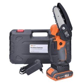 Pildil on väike juhtmeta akuoksasae komplekt, mis sisaldab oranži ja musta värvi oksasaagi, laadijat ning musta kandekohvrit, millel on käepide ja lukustatav sulgur.