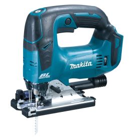 Sinine ja must akuga tikksaag, pealmise käepidemega, metallist alusraami ning teraga esiosas. Korpusel on Makita logo.