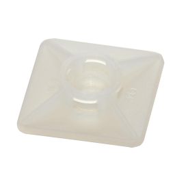 Ruudukujuline valge plastist alus, mõõtmetega umbes 19x19x4 mm, keskel on ümmargune ava ja neli kergelt tõstetud nurka.