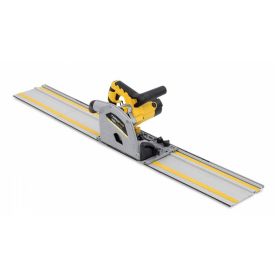 Pildil on hõbedast värvi sukelsaag, millel on must ja kollane käepide ning mis paikneb pika alumiiniumist juhtsiini peal. Seade on mõeldud sirgete lõigete tegemiseks materjalides.