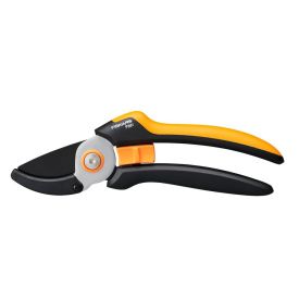 Mustad ja kollased Fiskars Solid oksakäärid, millel on oranž detail tera reguleerimise nupul.