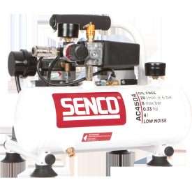 Valge, madala müratasemega kompressor; silindrikujuline paak, mustad kummijalad, rõhumõõturid, metallühendused, mustad ja oranžid komponendid ning külje peal punane SENCO logo.