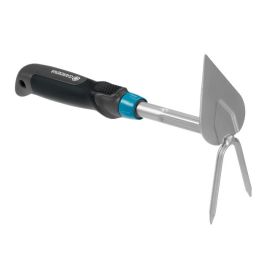 Aiakõblas, millel on käepide, metallist kahvel ja kumer lõikeriist, musta ja sinise värvikombinatsiooniga.