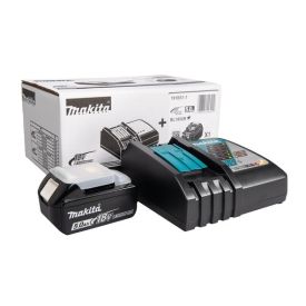 Must Makita 18V 5Ah akupakk BL1850B ja must akulaadija DC18RC on mõlemad valmistatud plastikust. Esiplaanil on aku ja laadija ning taustal nende originaalkarp, millel on Makita logo ja tooteinfo.