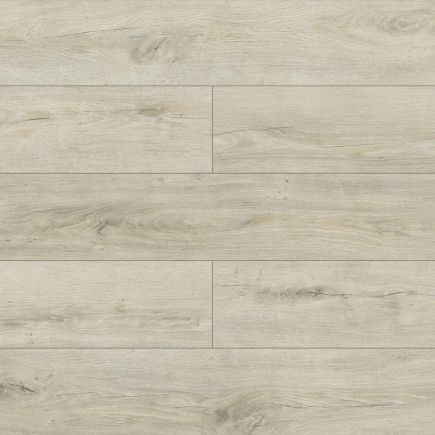 Helepruun tamme imitatsiooniga laminaatparkett, millel on puitu meenutav tekstuur ja väikesed mustrivarjundid, mõõtmetega 1380x191 mm, sile pind ja piklikud lauad.