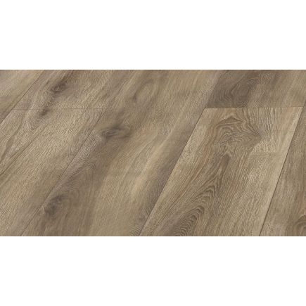 Helepruun tammemustriga laminaatparkett, millel on puidusüü imitatsioon, matt viimistlus ja realistlikud toonivarjundid; laiad ja pikad plaadid.