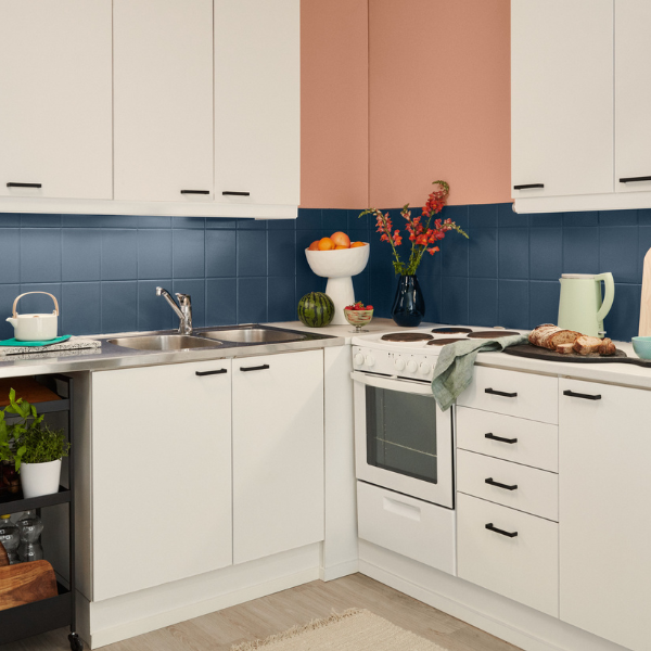 valge k&ouml;&ouml;k sinised keraamilised plaadid pliit roosa kapiuks apelsinid